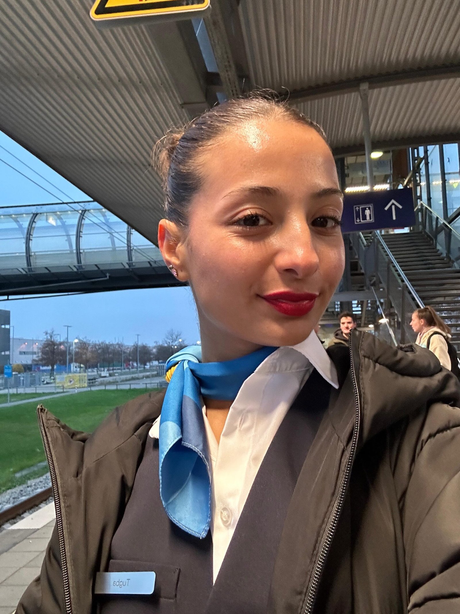Ich bin über AusbildungsBridge.de auf meine Ausbildungsstelle als Flugbegleiterin bei Discover Airlines gestoßen und hätte mir keinen besseren Start vorstellen können! Dank der großartigen Unterstützung bei der Bewerbung und der gezielten Vorbereitung auf das Auswahlverfahren konnte ich die Stelle erfolgreich antreten. Das Team von AusbildungsBridge.de war jederzeit ansprechbar, hat mich bei jedem Schritt begleitet und mir das Selbstvertrauen gegeben, diese Chance optimal zu nutzen. Ohne ihre Hilfe wäre ich wahrscheinlich nicht so gut vorbereitet gewesen. Vielen Dank für die tolle Zusammenarbeit!